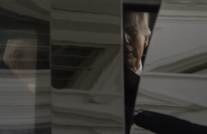 Por qué el declive de Biden es importante para el futuro de los demócratas President-elect Donald Trump is seen in the presidential limousine as he and President Joe Biden depart the White House for the Capitol, Monday, Jan. 20, 2025, in Washington. (AP Photo/Rod Lamkey, Jr.)