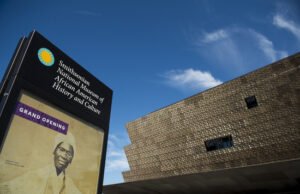 ¿Por qué los medios corporativos no pueden obtener el rastro de destrucción de Trump? UNITED STATES - SEPTEMBER 14: The exterior of the Museum of African American History and Culture as seen during the media preview day on Sept. 14, 2014. The newest of the Smithsonian museums on the National Mall will open on Sept. 24, 2016. (Photo By Bill Clark/CQ Roll Call) (CQ Roll Call via AP Images)