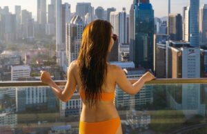 La pareja de la mujer quiere que se disipe en el balcón. La pareja de la mujer quiere que se disipe en el balcón.