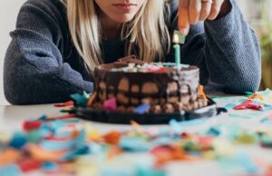 El hombre desvía el cumpleaños de Pal ofreciendo a su novia después de ser invitado a no El hombre desvía el cumpleaños de Pal ofreciendo a su novia después de ser invitado a no