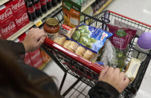 Vas a pagar más por los comestibles, gracias a las últimas tarifas de Trump You're going to pay more for groceries, thanks to Trump's latest tariffs