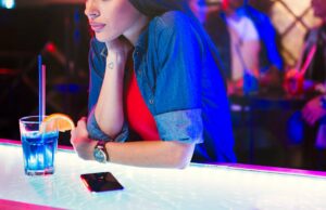 Una mujer de vacaciones dice que una familia estaba ofendida, bebió alcohol. Una mujer de vacaciones dice que una familia estaba ofendida, bebió alcohol.