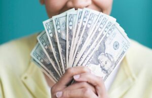 La mujer hereda los ahorros de abuelas, ahora los primos requieren una parte La mujer hereda los ahorros de abuelas, ahora los primos requieren una parte