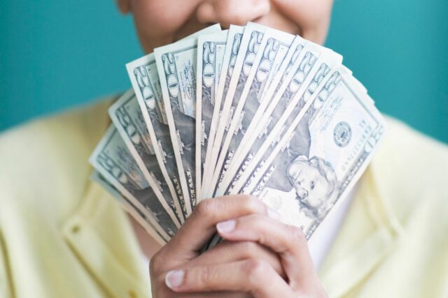 La mujer hereda los ahorros de abuelas, ahora los primos requieren una parte

