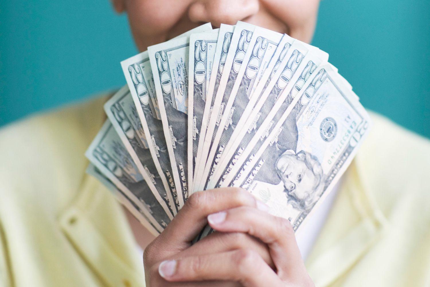 La mujer hereda los ahorros de abuelas, ahora los primos requieren una parte

