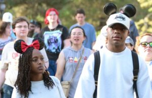 Zahara Jolie-Pitt, novio Elijah Cooper tiene de manos en Disneyland Fecha: Foto Zahara Jolie-Pitt, novio Elijah Cooper tiene de manos en Disneyland Fecha: Foto