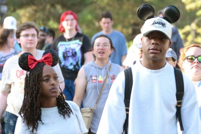 Zahara Jolie-Pitt, novio Elijah Cooper tiene de manos en Disneyland Fecha: Foto

