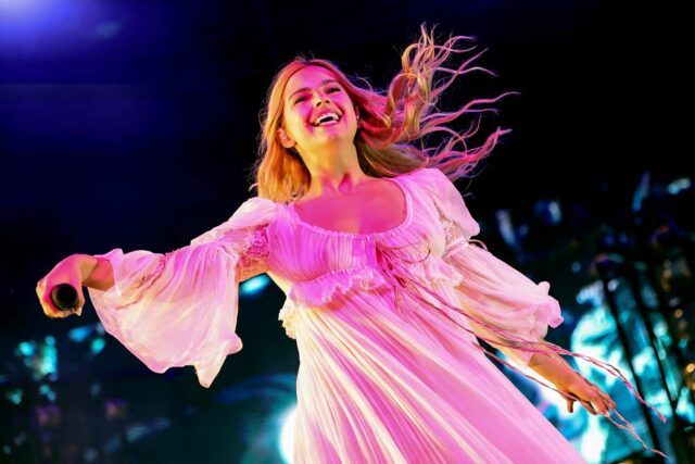 Addison Rae `` No puedo creer "su primera gira mundial ocurre

