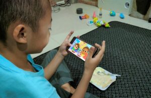 La exposición excesiva al contenido digital puede amenazar la salud mental de un niño La exposición excesiva al contenido digital puede amenazar la salud mental de un niño