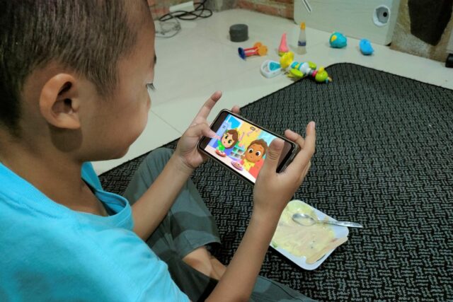 La exposición excesiva al contenido digital puede amenazar la salud mental de un niño

