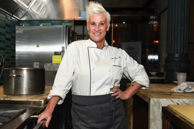 Carla Hall, Gigi Hadid y más rinden homenaje a la estrella de la Red de Alimentos de Anne Burrell

