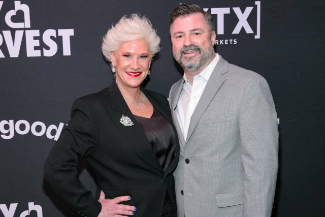 ¿Quién es el esposo de Anne Burrell, Stuart Claxton?

