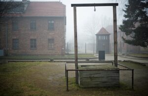 Auschwitz: el estudiante de Greifswald supuestamente muestra saludo neonazi Auschwitz: el estudiante de Greifswald supuestamente muestra saludo neonazi