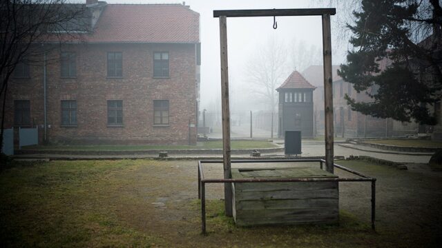 Auschwitz: el estudiante de Greifswald supuestamente muestra saludo neonazi Auschwitz: el estudiante de Greifswald supuestamente muestra saludo neonazi