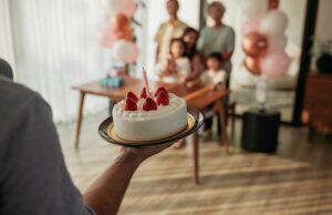 El hombre dice que su novia está «herida», va a la fiesta de cumpleaños de su hijo porque la ex esposa estará allí El hombre dice que su novia está "herida", va a la fiesta de cumpleaños de su hijo porque la ex esposa estará allí