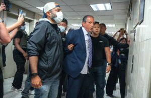 Los agentes de hielo enmascarados detienen al gerente de NYC Brad Lander en un video dramático publicado por su esposa Los agentes de hielo enmascarados detienen al gerente de NYC Brad Lander en un video dramático publicado por su esposa