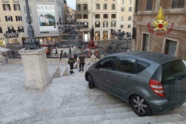 El italiano de 80 años tiene un automóvil elevado por grúa después de cazar los pasos españoles en Roma

