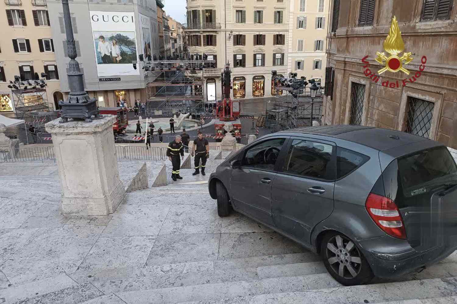 El italiano de 80 años tiene un automóvil elevado por grúa después de cazar los pasos españoles en Roma


