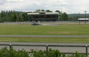 Un niño de 3 años muere después de ser golpeado por la puerta de la pista del caballo: informes Un niño de 3 años muere después de ser golpeado por la puerta de la pista del caballo: informes