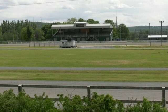 Un niño de 3 años muere después de ser golpeado por la puerta de la pista del caballo: informes

