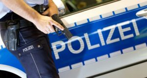 Aparentemente atacó a un médico de emergencia: la policía libera tiros a los jóvenes de 20 años | NDR.DE – Noticias Aparentemente atacó a un médico de emergencia: la policía libera tiros a los jóvenes de 20 años | NDR.DE - Noticias