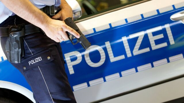 Aparentemente atacó a un médico de emergencia: la policía libera tiros a los jóvenes de 20 años | NDR.DE - Noticias

