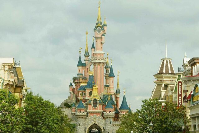 Un hombre arrestado después de que supuestamente intentó casarse con una niña de 9 años en Disneyland París

