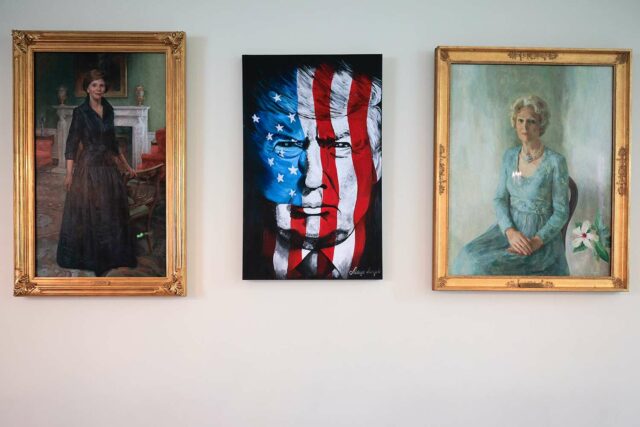 La Casa Blanca está colgando de una nueva pintura de Trump, donde Hillary Clinton era el retrato de Hillary

