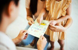Papá se enfrenta a ella mientras ella dice que sus hijos deben pasar el día de los padres con el padrastro Papá se enfrenta a ella mientras ella dice que sus hijos deben pasar el día de los padres con el padrastro