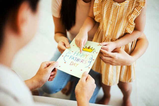Papá se enfrenta a ella mientras ella dice que sus hijos deben pasar el día de los padres con el padrastro

