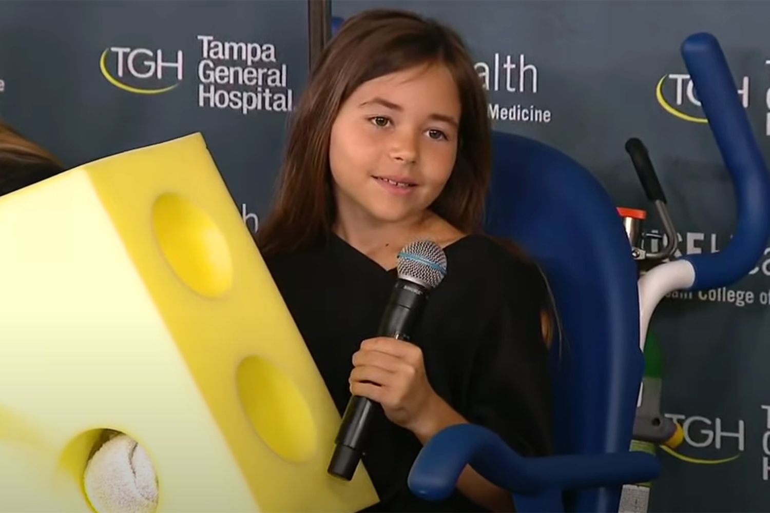 Chica, de 9 años, habla el ataque de tiburón dejando su mano "casi completamente desaparecida"

