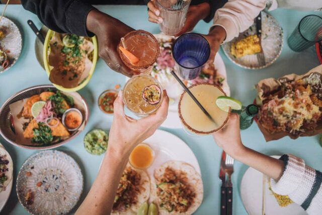 La no hundida disminuye la invitación de la fiesta después de que el anfitrión dice que deben dividir la factura de alcohol.

