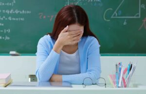 El maestro critica a los padres por no advertirle sobre la carrera con altos ingresos. El maestro critica a los padres por no advertirle sobre la carrera con altos ingresos.