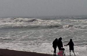 Tenga cuidado con las altas olas en las aguas del sur de Java Central Tenga cuidado con las altas olas en las aguas del sur de Java Central