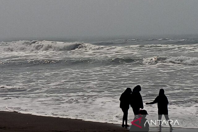 Tenga cuidado con las altas olas en las aguas del sur de Java Central

