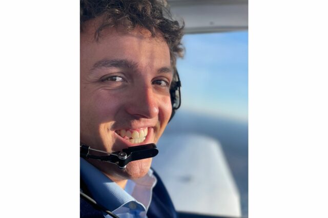 El piloto asesinado en un accidente aéreo esperaba al primer bebé con una mujer.

