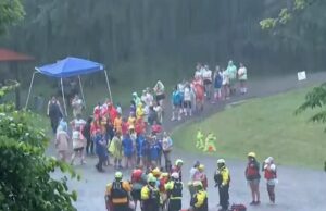 Más de 100 exploradores de chicas salvadas después de las inundaciones las dejaron bloquear durante el viaje de la cabina Más de 100 exploradores de chicas salvadas después de las inundaciones las dejaron bloquear durante el viaje de la cabina