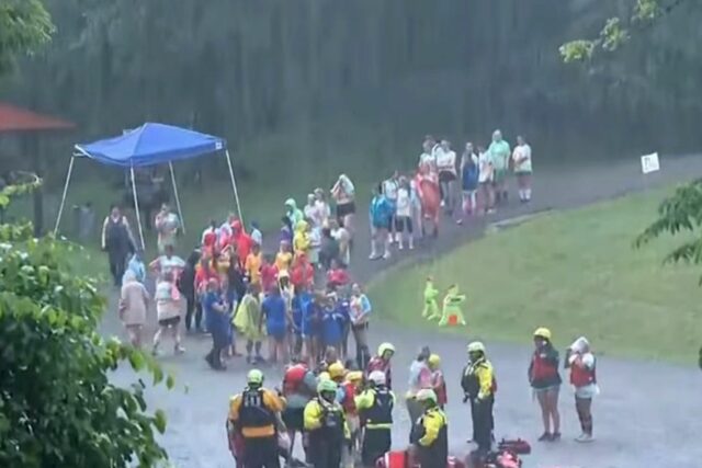 Más de 100 exploradores de chicas salvadas después de las inundaciones las dejaron bloquear durante el viaje de la cabina

