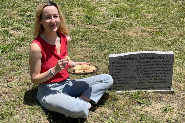 La mujer honra a los muertos cocinando las recetas que se encuentran en sus lápidas (exclusivas)

