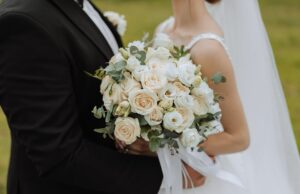 La novia disparó a la muerte después de que los hombres armados enmascarados abrieran fuego en la recepción de su boda La novia disparó a la muerte después de que los hombres armados enmascarados abrieran fuego en la recepción de su boda