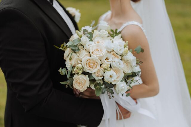 La novia disparó a la muerte después de que los hombres armados enmascarados abrieran fuego en la recepción de su boda

