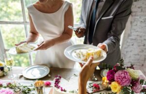 La mujer no quiere asistir a la boda donde no está invitada al marido La mujer no quiere asistir a la boda donde no está invitada al marido