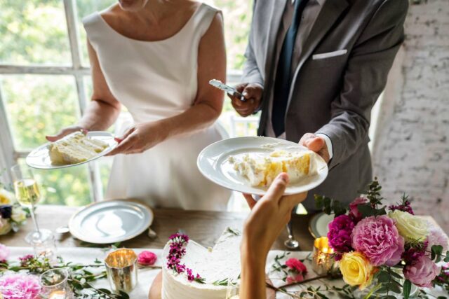 La mujer no quiere asistir a la boda donde no está invitada al marido


