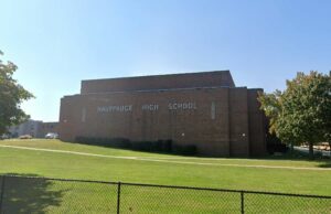 Una adolescente acusada después de haber fingido tomarse selfie de una pistola falsa frente a su vieja escuela: informes Una adolescente acusada después de haber fingido tomarse selfie de una pistola falsa frente a su vieja escuela: informes