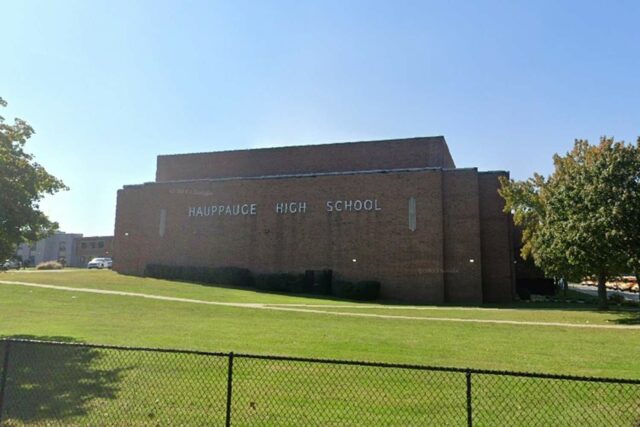 Una adolescente acusada después de haber fingido tomarse selfie de una pistola falsa frente a su vieja escuela: informes

