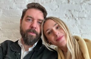 La mujer comparte su relación poliamatrosa en línea (exclusiva) La mujer comparte su relación poliamatrosa en línea (exclusiva)