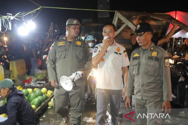 El gobierno de Bekasi Regency le pide al mercado PKL derramado frente a SGC que obedezca las horas de operación

