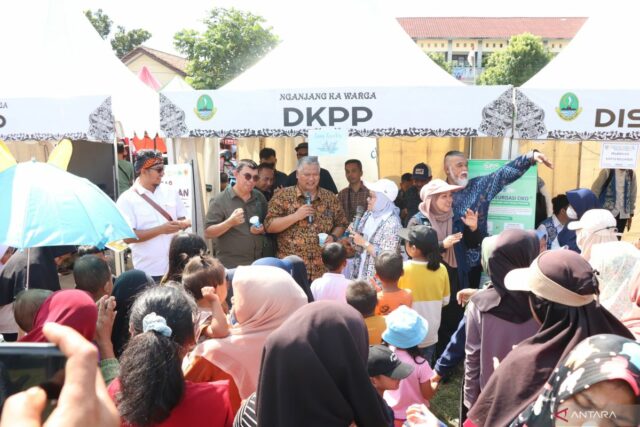 El gobierno provincial de Java Occidental abre medios de servicio público en Bekasi Regency

