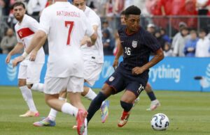 Alex Freeman se atribuye con el equipo de fútbol estadounidense, 27 años después de que el padre Antonio ganara Super Bowl Alex Freeman se atribuye con el equipo de fútbol estadounidense, 27 años después de que el padre Antonio ganara Super Bowl