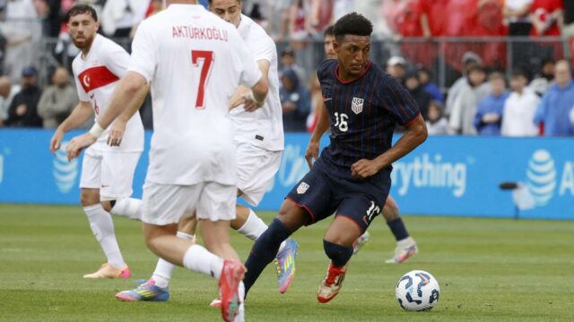 Alex Freeman se atribuye con el equipo de fútbol estadounidense, 27 años después de que el padre Antonio ganara Super Bowl

